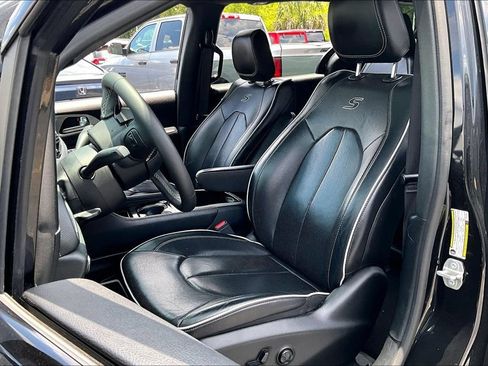 Used 2024 Chrysler Pacifica Premium FWD image 21