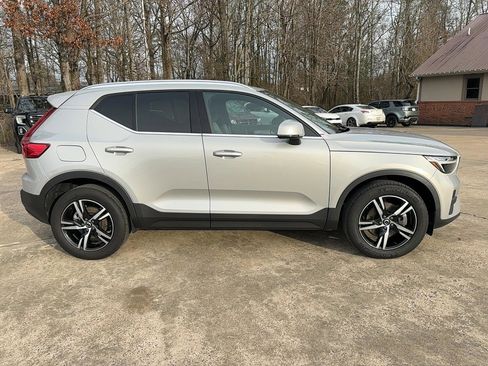 Used 2024 Volvo XC40 B5 Core image 4
