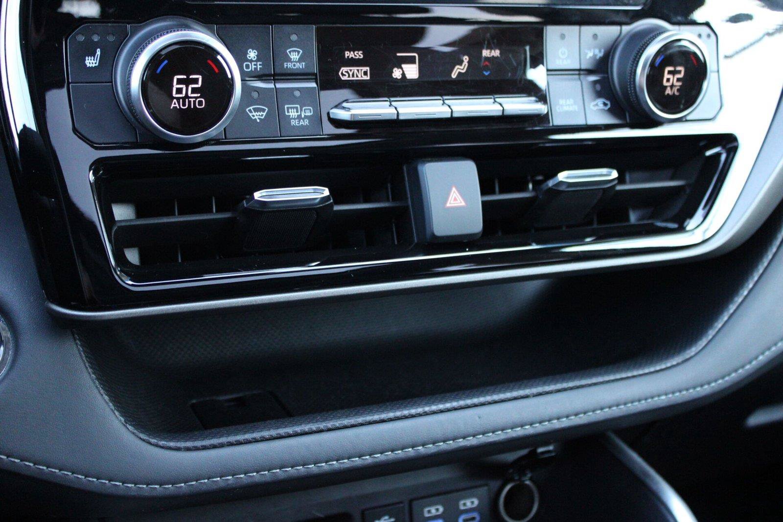 Used 2022 Toyota Highlander XLE AWD/4WD image 33