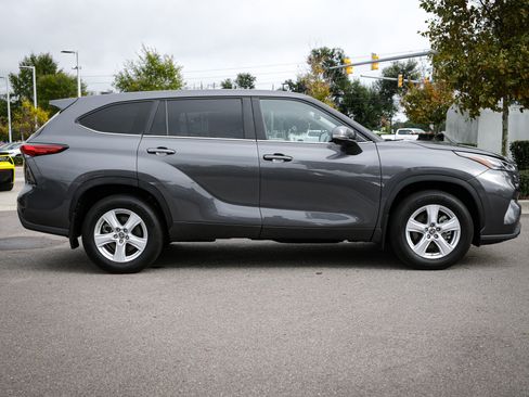 Used 2023 Toyota Highlander LE image 11