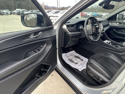 Used 2024 Jeep Grand Cherokee L Altitude image 9