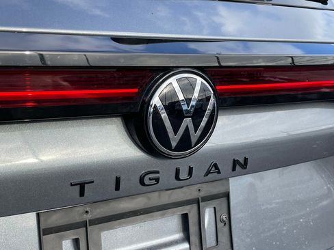 Certified 2025 Volkswagen Tiguan SE R-Line image 28