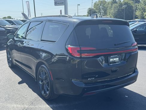 Used 2025 Chrysler Pacifica Limited FWD image 7