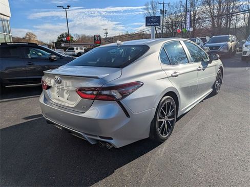 Used 2021 Toyota Camry SE image 3