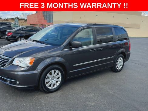 Used 2016 Chrysler Town & Country Touring image 4