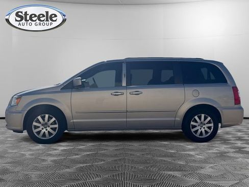 Used 2015 Chrysler Town & Country LX image 2