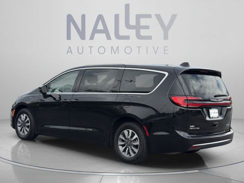 Used 2023 Chrysler Pacifica Touring-L FWD image 3