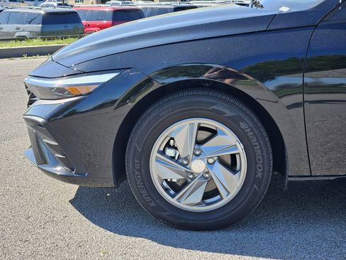Certified 2025 Hyundai Elantra SE FWD image 6