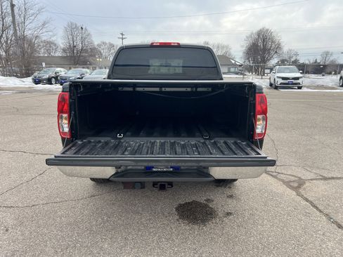 Used 2010 Nissan Frontier SE image 11