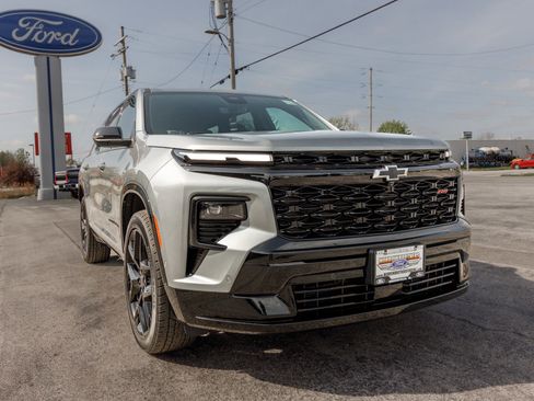 Used 2025 Chevrolet Traverse RS image 8