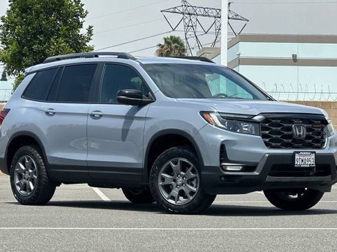 Certified 2025 Honda Passport TrailSport image 2