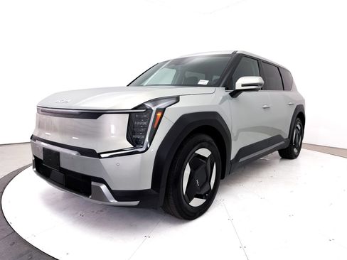 Certified 2024 Kia EV9 Light Long Range RWD image 15