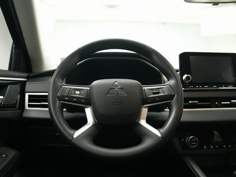 Used 2025 Mitsubishi Outlander ES image 24