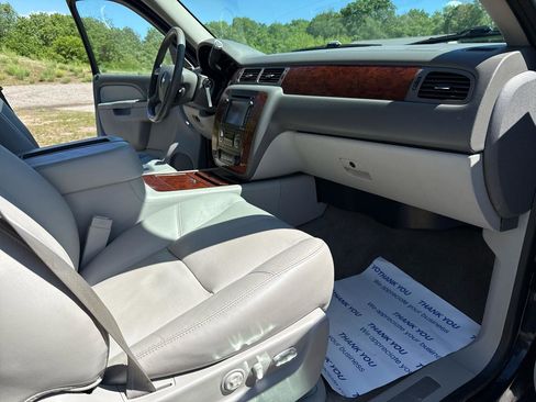 Used 2013 Chevrolet Avalanche LTZ AWD/4WD image 29