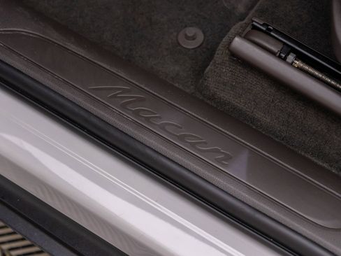 Certified 2023 Porsche Macan AWD/4WD image 16