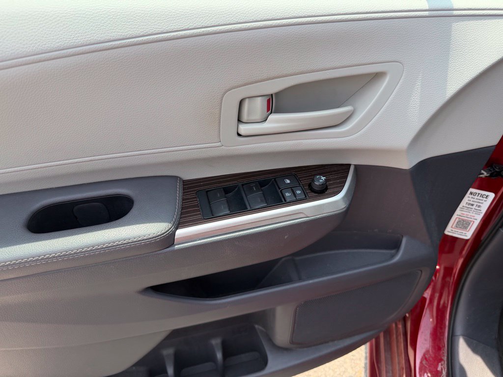 Used 2022 Toyota Sienna LE FWD image 25