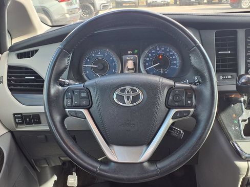 Used 2019 Toyota Sienna XLE w/ XLE Navigation Package FWD image 13