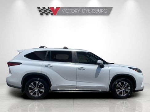 Used 2023 Toyota Highlander XLE FWD image 3
