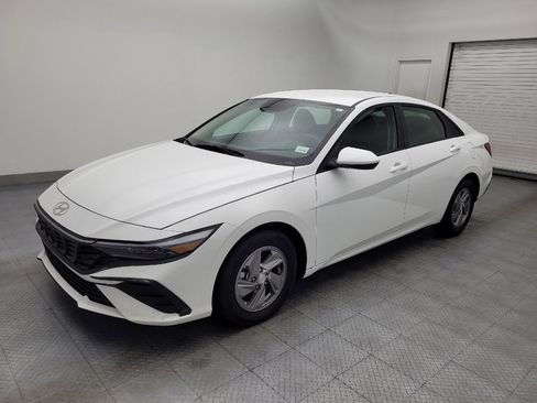 Used 2025 Hyundai Elantra SE FWD image 2