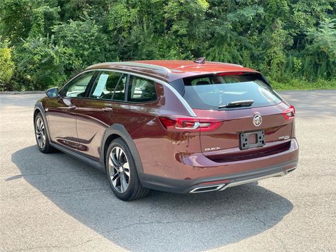 Used 2018 Buick Regal Preferred w/ Sights and Sounds Package AWD/4WD image 3