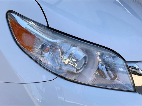 Used 2015 Toyota Sienna LE FWD image 24