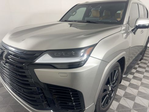Used 2023 Lexus LX 600 4WD w/ Luxury Package image 16
