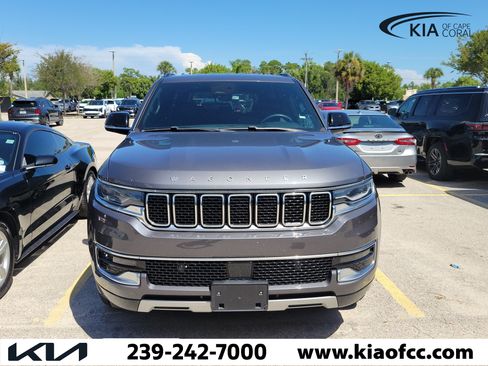 Used 2023 Jeep Wagoneer L Series II RWD image 8