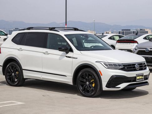 Used 2022 Volkswagen Tiguan SE R-Line image 3