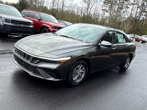 New 2026 Hyundai Elantra SE FWD image 2