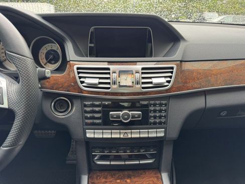 Used 2014 Mercedes-Benz E 550 4MATIC Sedan image 33