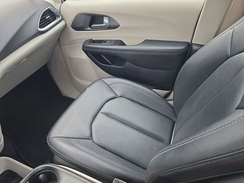 Used 2024 Chrysler Pacifica Touring-L image 17