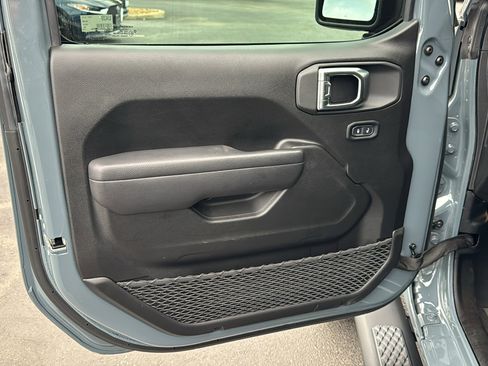 Used 2025 Jeep Gladiator Sport image 11