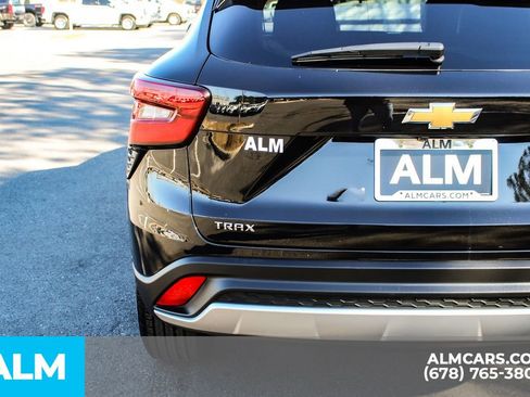 Used 2025 Chevrolet Trax LT w/ LT Convenience Package image 13