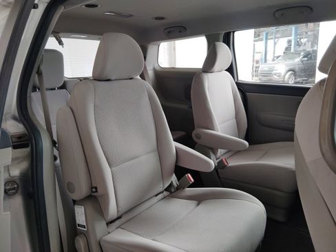 Used 2018 Kia Sedona L FWD image 16