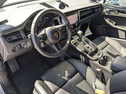 Certified 2025 Porsche Macan image 4