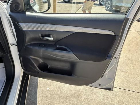 Used 2016 Mitsubishi Outlander SEL AWD/4WD image 17