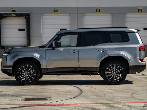 Used 2025 Lexus GX 550 w/ Accessory Package (2T) image 7