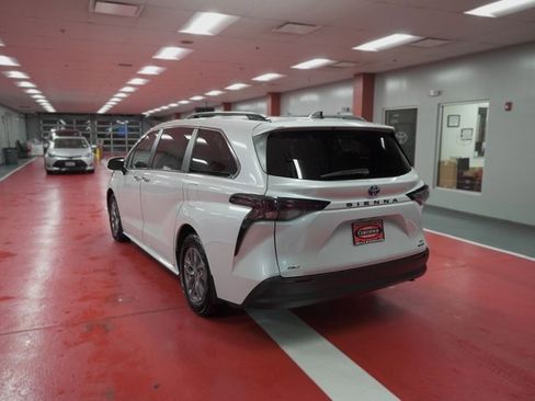 Used 2023 Toyota Sienna XLE w/ XLE Plus Package image 5