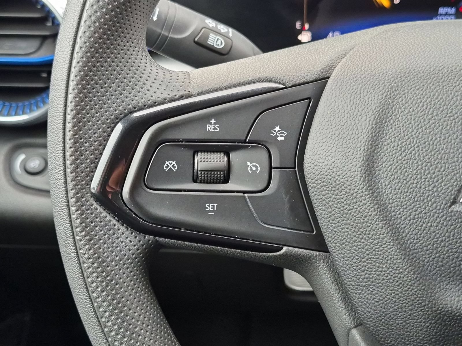 Used 2025 Chevrolet Trax LT w/ LPO, Blackout Package FWD image 15