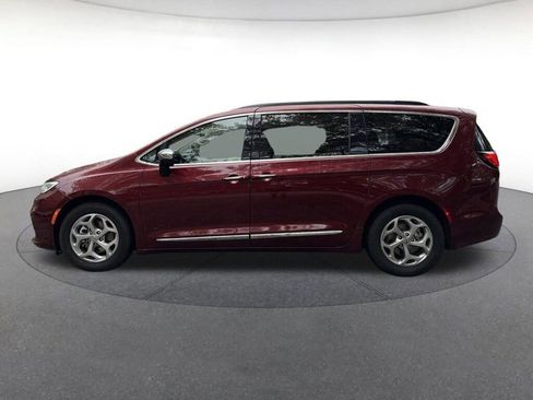 Used 2023 Chrysler Pacifica Limited image 2