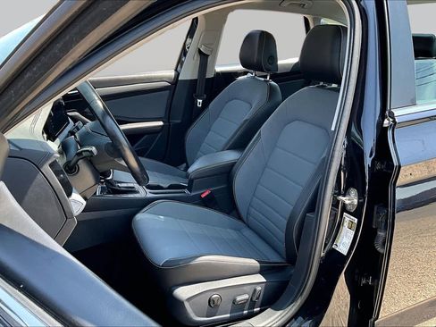 Used 2025 Volkswagen Jetta SE FWD image 8