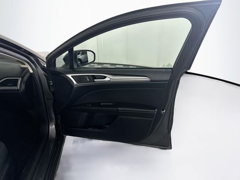 Used 2020 Ford Fusion SE FWD image 29