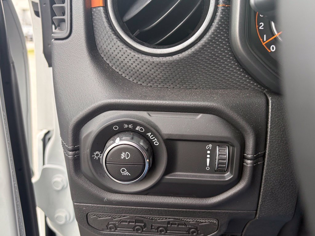 Certified 2025 Jeep Gladiator Mojave AWD/4WD image 46