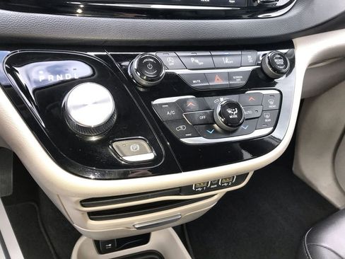 Used 2024 Chrysler Pacifica Touring-L FWD image 18