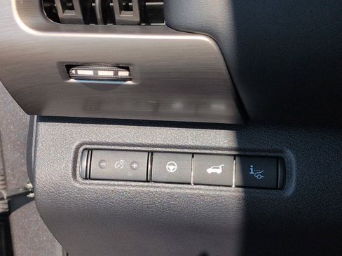 Used 2025 Nissan Pathfinder Platinum FWD image 17
