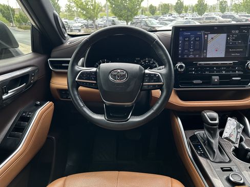 Used 2021 Toyota Highlander Platinum AWD/4WD image 16