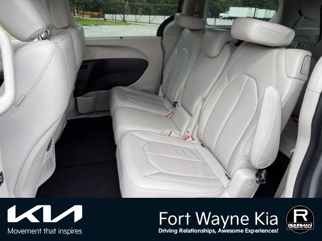 Used 2017 Chrysler Pacifica Touring-L FWD image 11