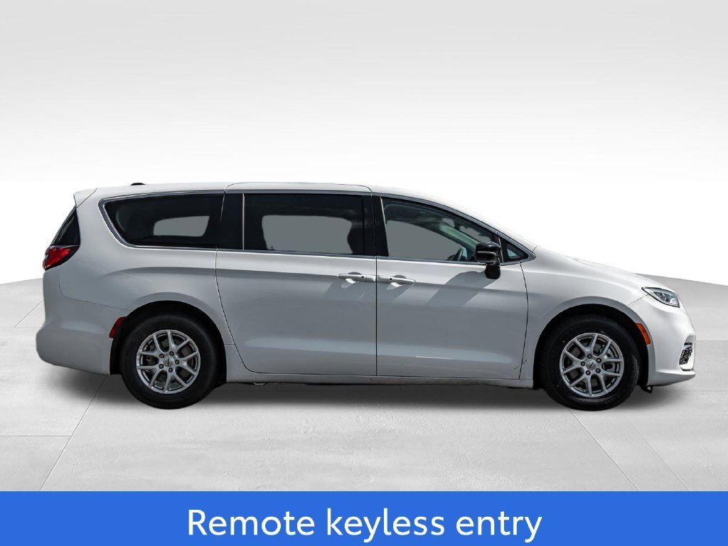 Used 2024 Chrysler Pacifica Touring-L FWD image 8