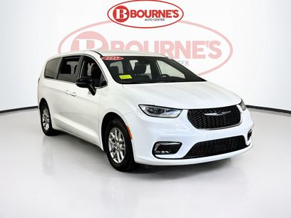 Used 2025 Chrysler Pacifica Select