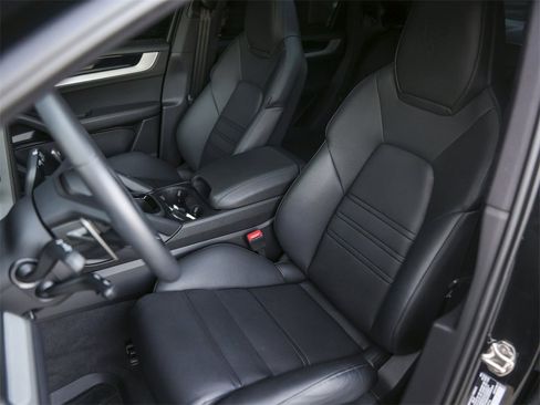 Certified 2025 Porsche Cayenne E-Hybrid Coupe image 5